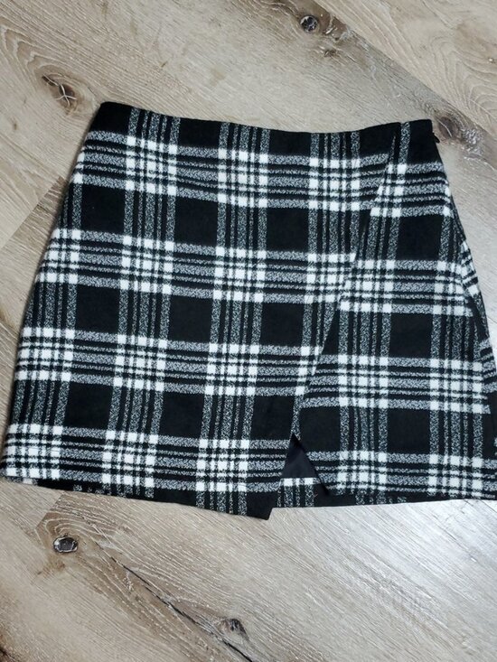 Abercrombie & Fitch Dresses & Skirts - Black and White Plaid Mini Skirt